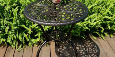 L'ensemble de bistrot de patio en aluminium en aluminium en 5 pièces ajoute de l'élégance à n'importe quel jardin d'Ewo