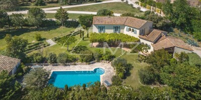 8 room  House for sale in Saint-Rémy-de-Provence, France
