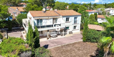 5 bedroom  House for sale in Saint-Raphaël, France