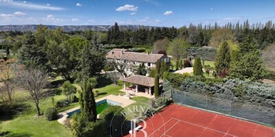 11 room  House for sale in Sénas, France