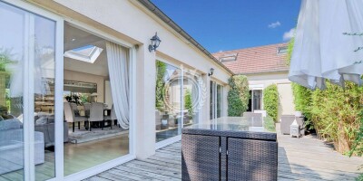 8 room  House for sale in Osny, France