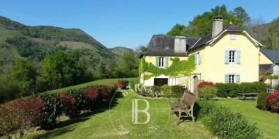 Farmhouse for sale in Oloron-Sainte-Marie, France