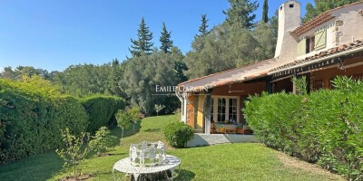 6 room  House for sale in Mougins, France