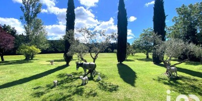 9 room  Villa for sale in L'Isle-sur-la-Sorgue, France