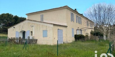 Villa for sale in Lambesc, France