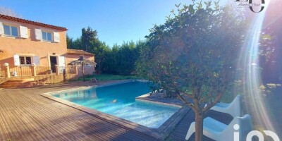 Villa for sale in Simiane-Collongue, France