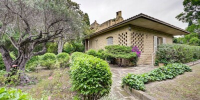 8 room Detached House for sale in Arles, French Riviera