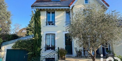 9 room  Villa for sale in La Celle-Saint-Cloud, France