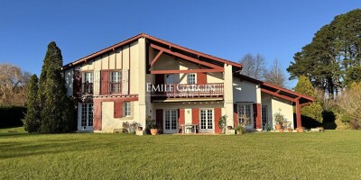 8 room  House for sale in Urrugne, France