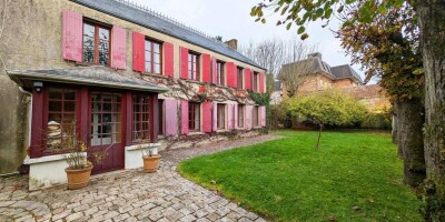 9 room  House for sale in Le Mesnil-Saint-Denis, France
