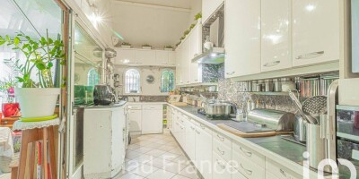 7 bedroom  Villa for sale in Maule, France
