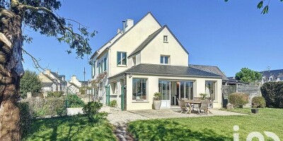 8 bedroom  Villa for sale in Ambon, France