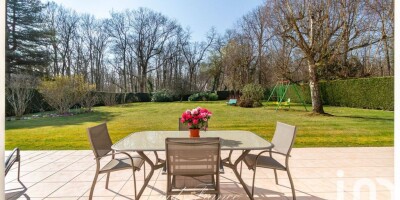6 bedroom  Villa for sale in Maule, France