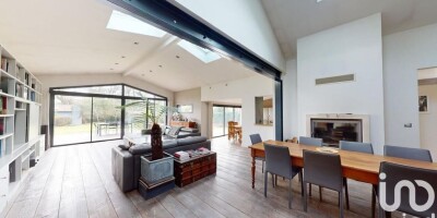 5 bedroom  Villa for sale in Pessac, France