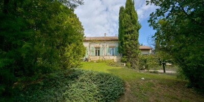 5 bedroom Detached House for sale in Saint-Martin-de-Crau, French Riviera