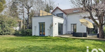 7 room  Villa for sale in Le Mesnil-le-Roi, France