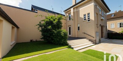 Villa for sale in Versailles, France