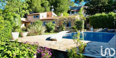 6 room  Villa for sale in Le Beausset, French Riviera