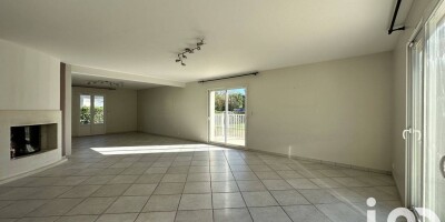 5 bedroom  Villa for sale in Saint-Cyr-sur-Loire, France
