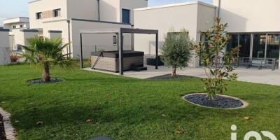 Villa for sale in Saint-Cyr-sur-Loire, Centre