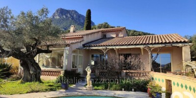 Villa for sale in La Farlède, France