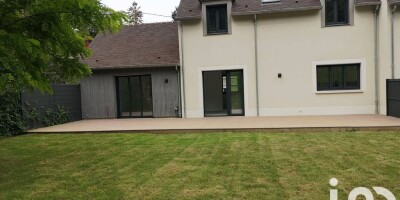 Villa for sale in Le Mesnil-le-Roi, France