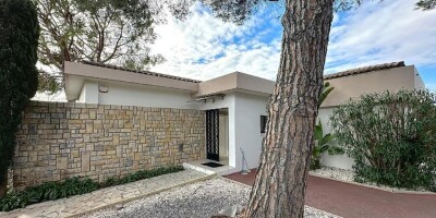 4 room  House for sale in Mougins, France