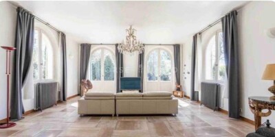 12 room  House for sale in Mallemort, France
