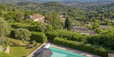 8 room  House for sale in Grasse, France