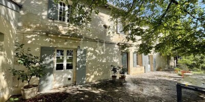 Farmhouse for sale in Arles, France