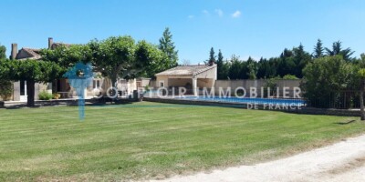 8 room  House for sale in Saint-Rémy-de-Provence, France